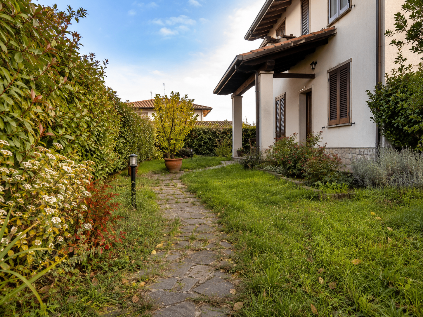 Giardino prima dell'intervento di manutenzione